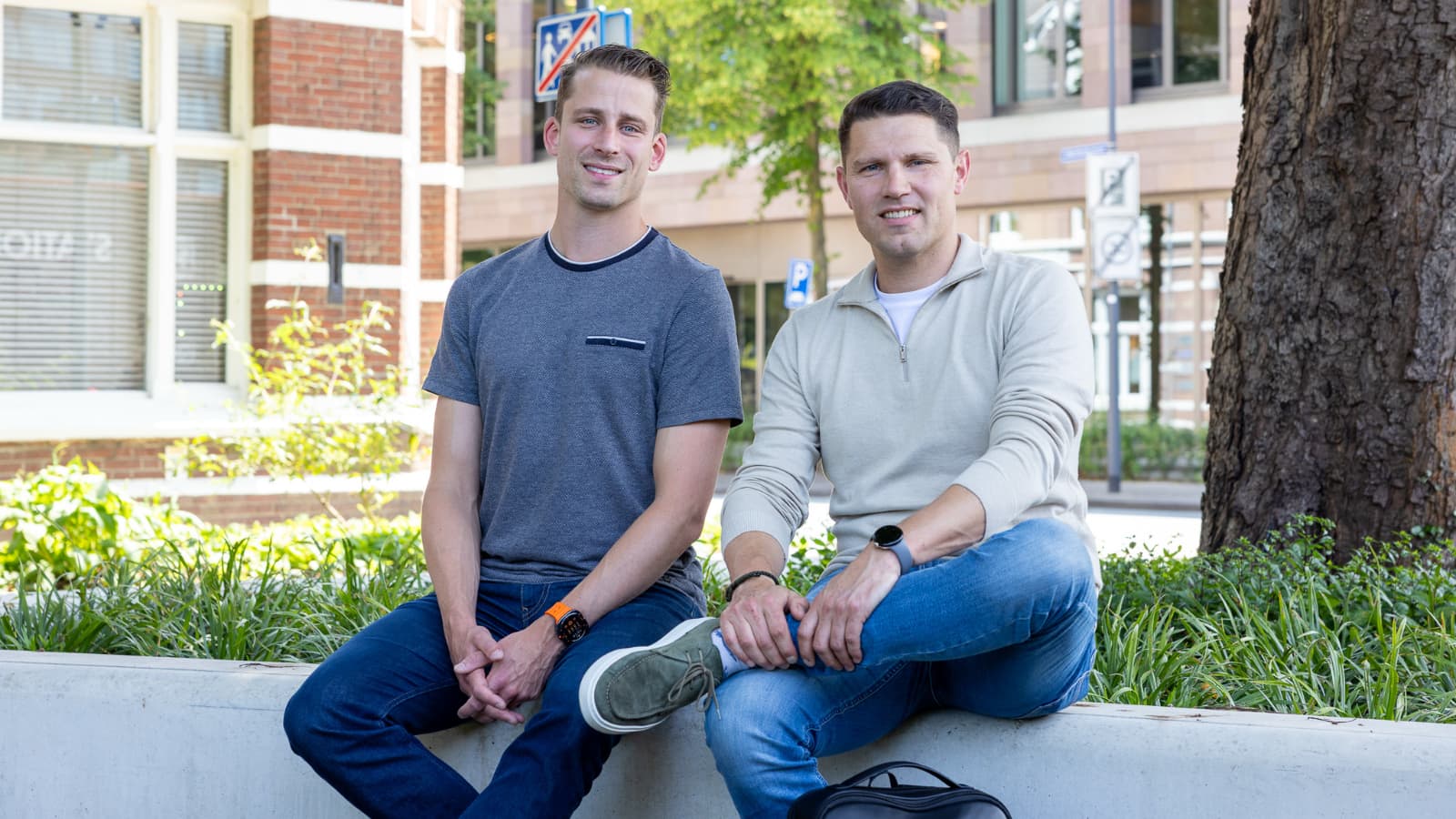 Twee mannen zitten buiten.