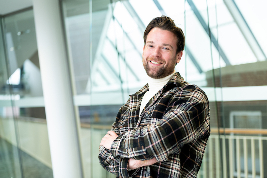 Jonge man in gebouw.