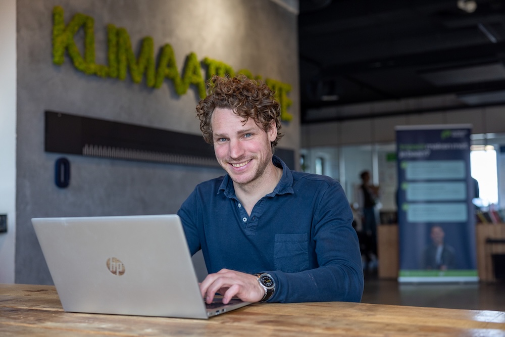 Tommy Wösten bij Klimaatroute werkt op laptop