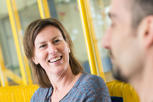 Wilma Roozenboom in gesprek met man voor Refugee Talent Hub