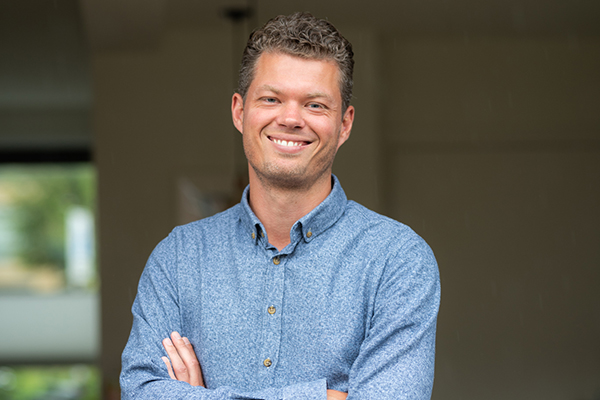 Man met blauw bloes lacht