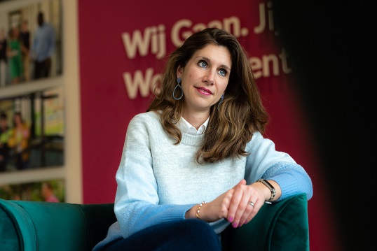 Vrouw in licht blauwe trui met blauwe ogen