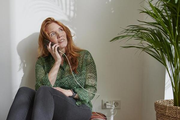 Vrouw praat met de telefoon.