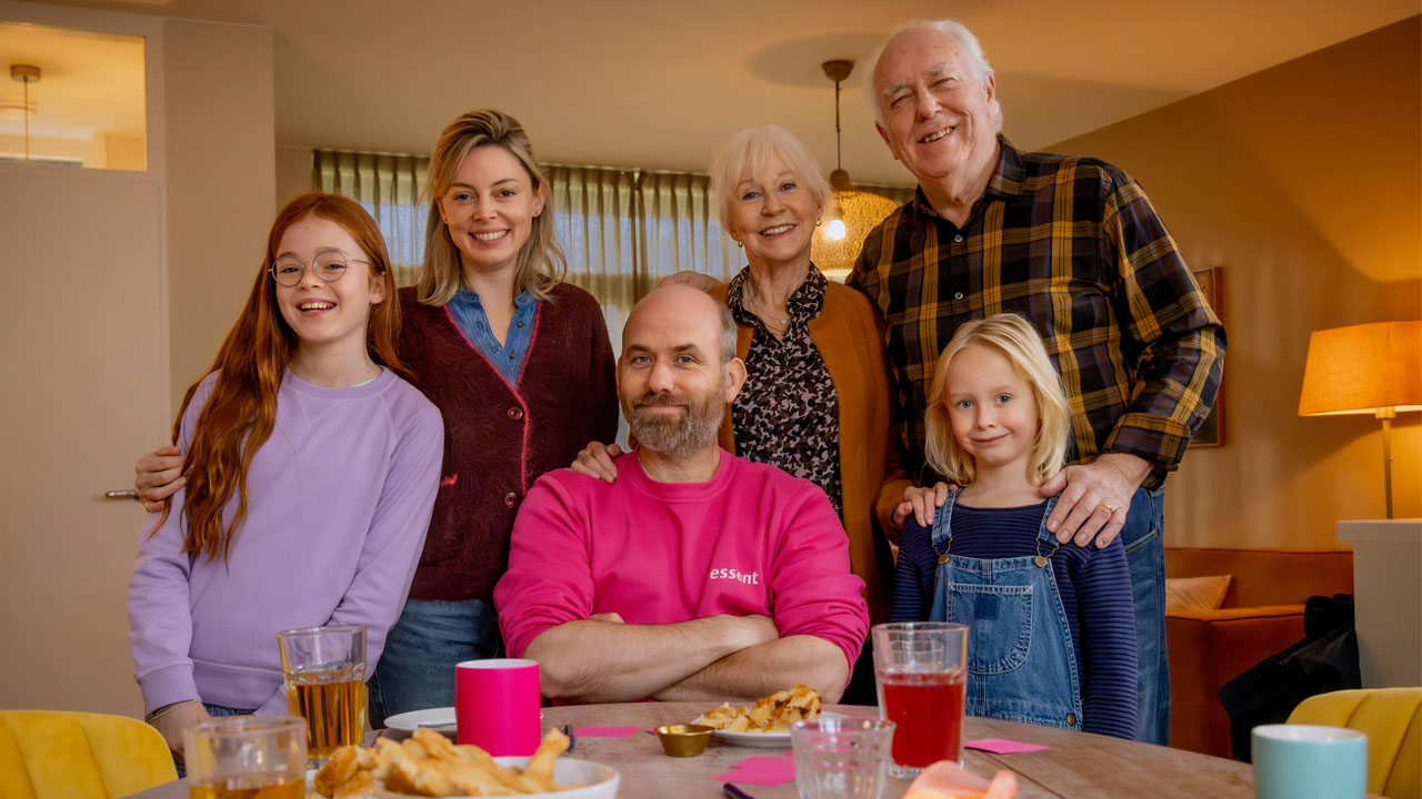 Familie staat achter de tafel