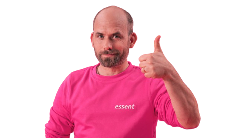 Medewerker Freek steekt zijn duim op